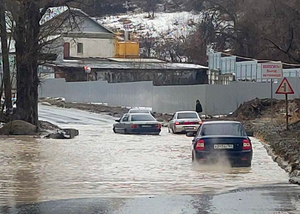 В Вольске автомобили тонули по капот в лужах