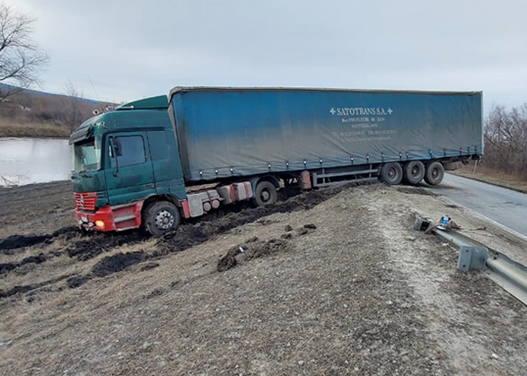 Под Вольском грузовик ушел на обочину и перегородил трассу