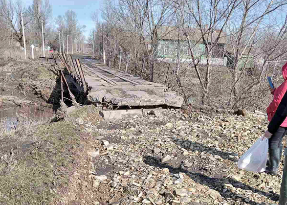 Под Вольском после паводка жители сами ремонтируют дорогу