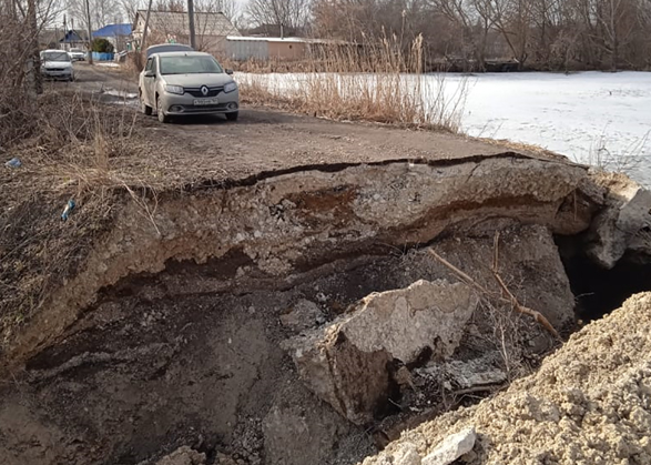 В селе под Вольском провалилась дорога