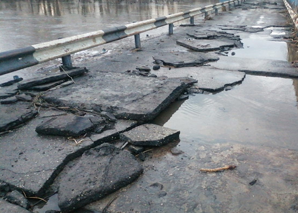 На мосту под Вольском смыло асфальт