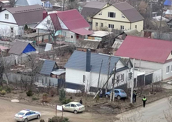 В Вольске автоледи на «Ниссане» врезалась в дом