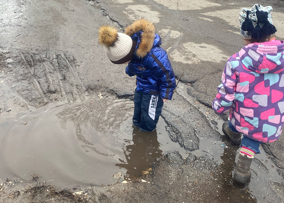 В Вольске ребенок по колено провалился в лужу на дороге