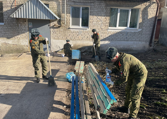 Вольские курсанты благоустроили двор дочери героя войны