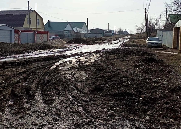 На улицах Вольска в грязи утопают машины и люди