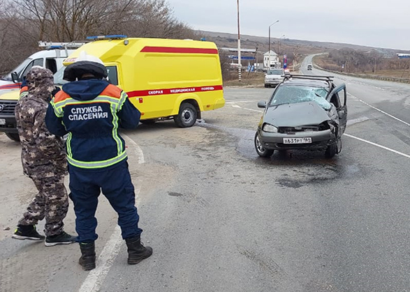 Под Вольском семья на «Калине» попала под грузовик