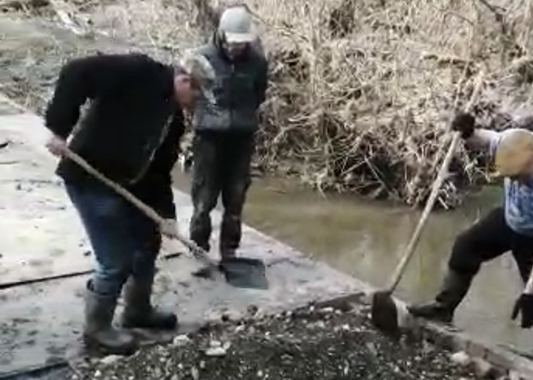 Сельчане сами восстановили мост и дорогу после паводка