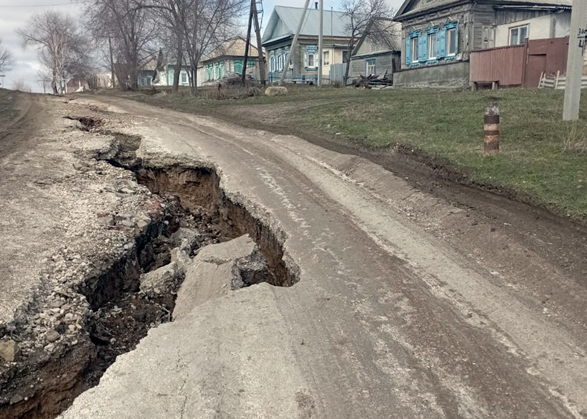 В селе под Вольском треснула и провалилась дорога