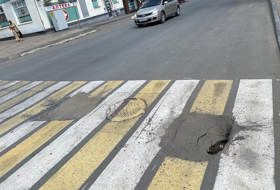 В центре Вольска на «зебре» провалился асфальт