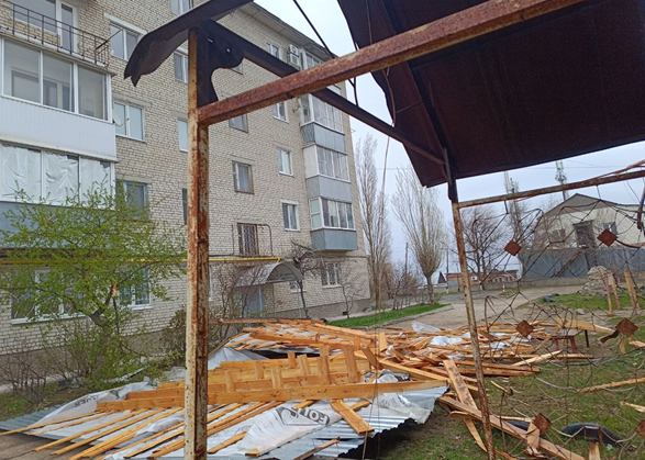 В Вольске снесло крышу у 5-этажного дома