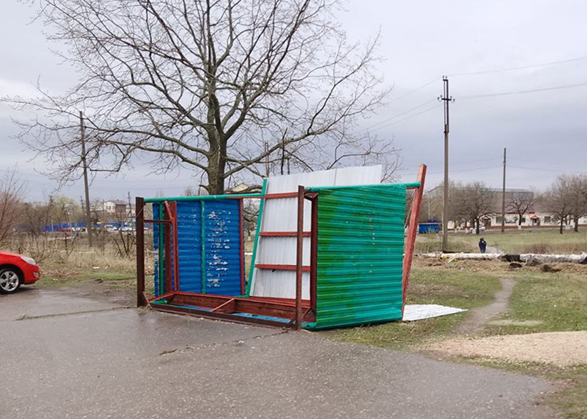 В Вольске ветром перевернуло остановку