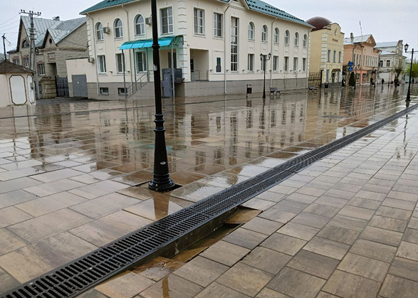 В Вольске продолжает проваливаться пешеходная улица