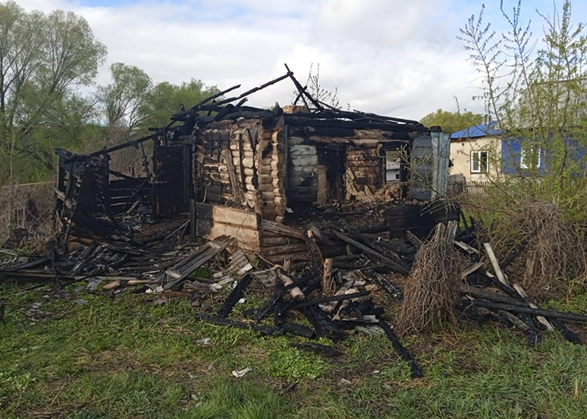 Под Вольском неизвестные спалили дом