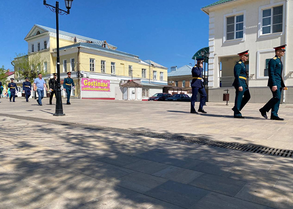 На выпускном лейтенантов из Вольска у ведущей бегали мурашки