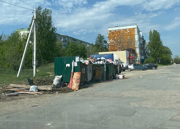 В Вольске к Первомаю не убрали мусорные контейнеры