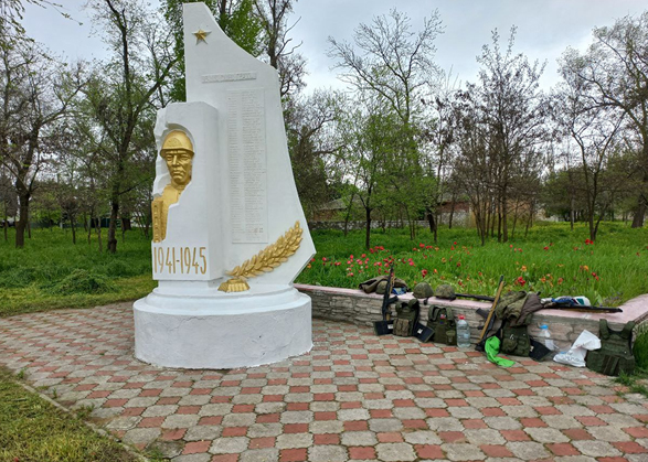 Вольчане в Запорожской области облагораживают памятники героям войны
