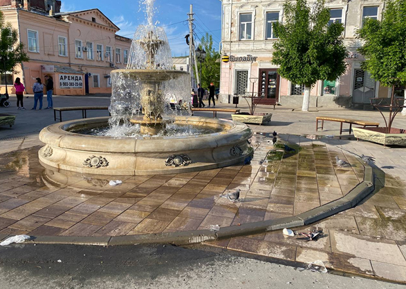 В Вольске фонтан встречает растерзанным голубем