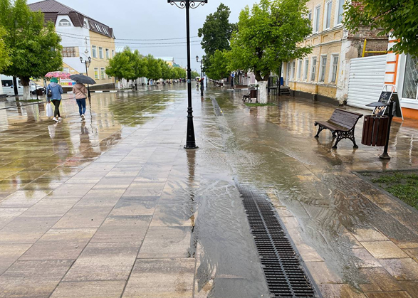 Пешеходную улицу Вольска подтапливает