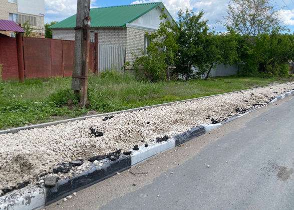 В Вольске сняли асфальт на новых тротуарах