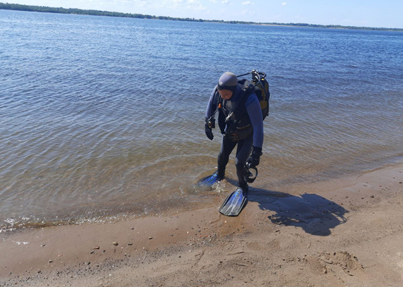 Водолазы обследовали дно на пляже в Вольске