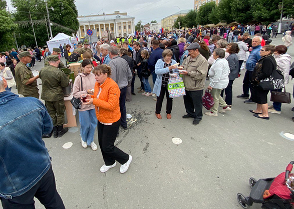 Жители Вольска на День России забирали домой армейскую еду