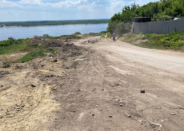 В Вольске старый оползень разрушает дорогу