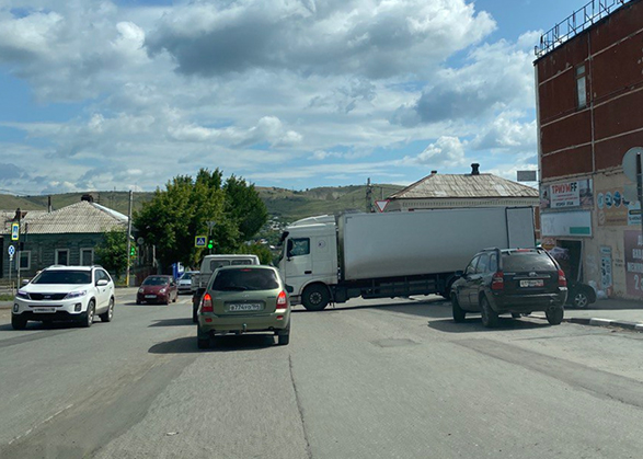 Грузовик перегородил тротуар и дорогу в Вольске