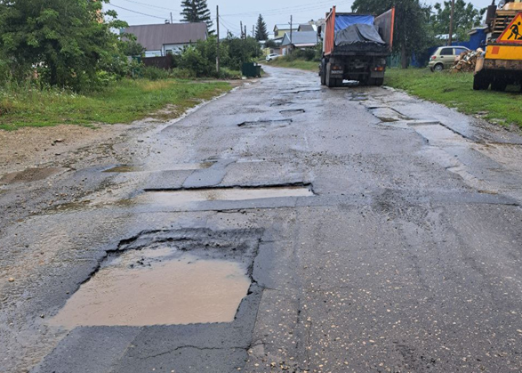 В Вольске проверяют укладку асфальта в лужи