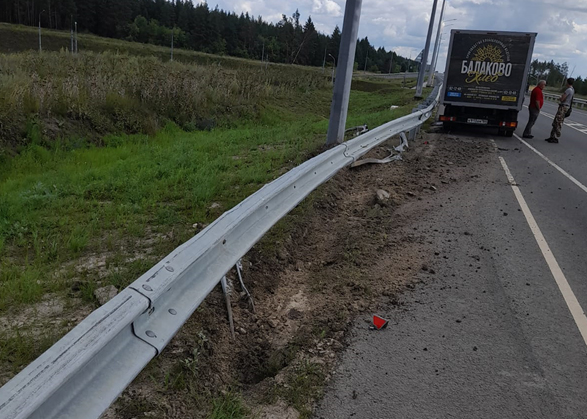 Под Вольском хлебовоз протаранил отбойник