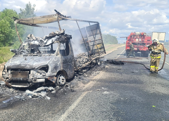 Под Вольском сгорел грузовик с окнами для Сочи