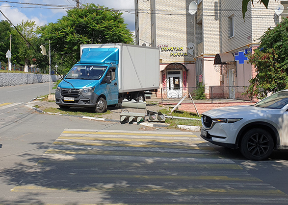 В Вольске «Газель» снесла светофор