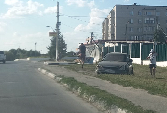 В Вольске «Приора» снесла автобусную остановку