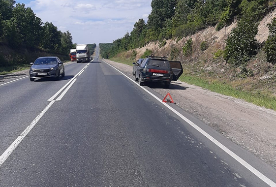 Под Вольском «Лада» догнала и протаранила иномарку