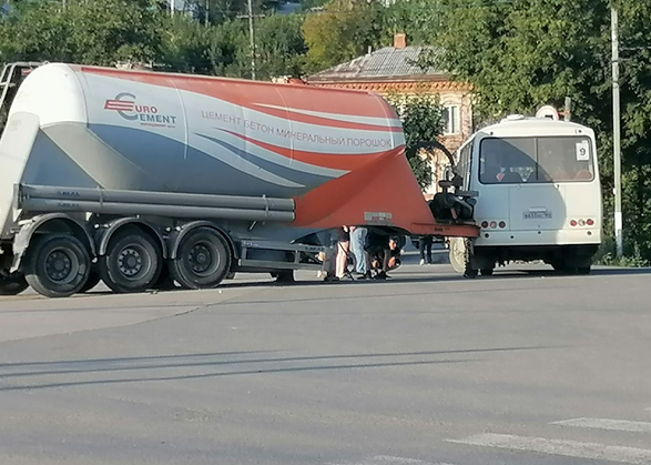 В Вольске у цементовоза оторвалась цистерна и врезалась в автобус