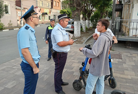 В Вольске начали наказывать нарушителей на самокатах