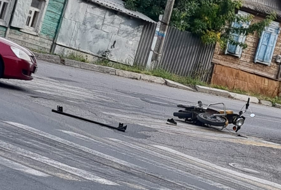 В Вольске мотоциклист врезался в иномарку и сбежал от врачей