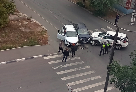 В Вольске на перекрестке столкнулись три автомобиля