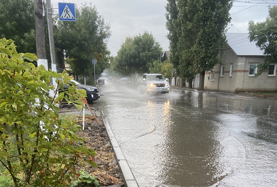 Водители жалуются на затопленные дороги в Вольске