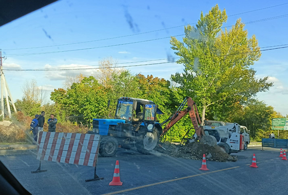 В Вольске раскопали дорогу с новым асфальтом