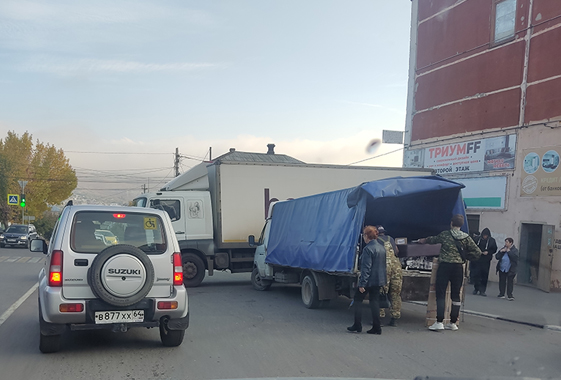 В Вольске грузовики продолжают перегораживать тротуар и дорогу