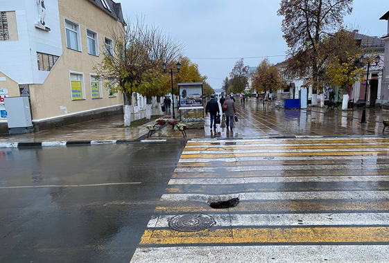 На перекрестке в центре Вольска провалился асфальт