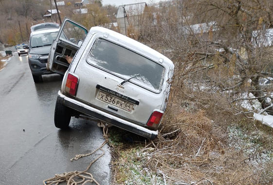 В Вольске «Нива» после первого снега ушла в кювет