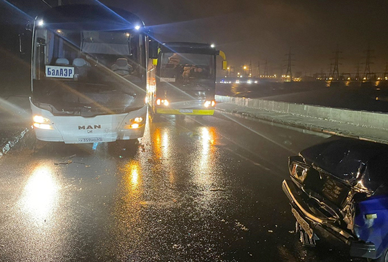 Под Вольском автобус попал в массовое ДТП