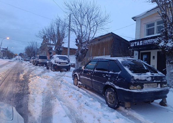 В Вольске припаркованные машины мешают уборке снега