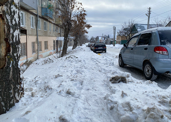 Жители Вольска пожаловались на нечищеные тротуары