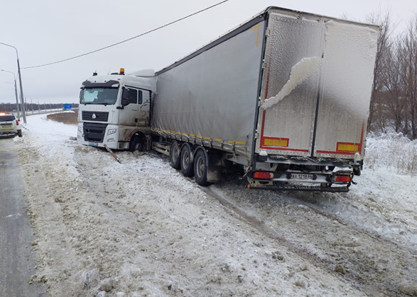 В Вольском районе после снежных заносов открыли трассу на Сызрань