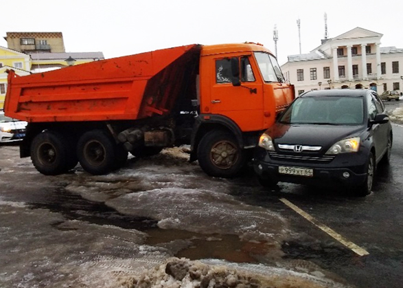 Около храма в Вольске грузовик врезался в иномарку