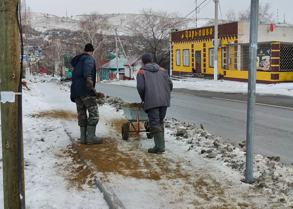 В Вольске после критики тротуары посыпали песком