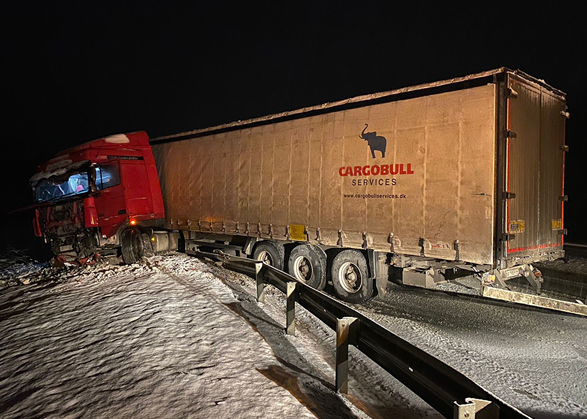 В Вольском районе две фуры протаранили отбойники