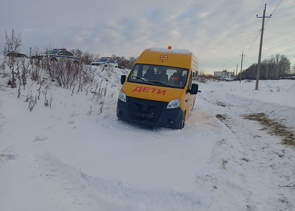 Под Вольском водитель умер за рулем школьного автобуса